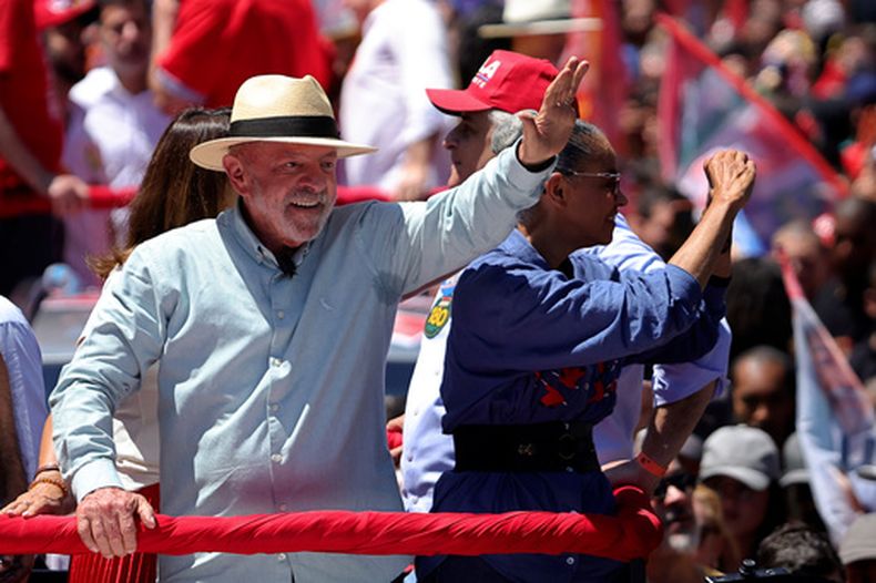 El presidente brasileño Luiz Inácio Lula da Silva, quien busca la reelección, saluda a sus partidarios durante un mitin de campaña en Sao Paulo, Brasil, el sábado 26 de septiembre de 2026. (Foto AP/Allison Sales)