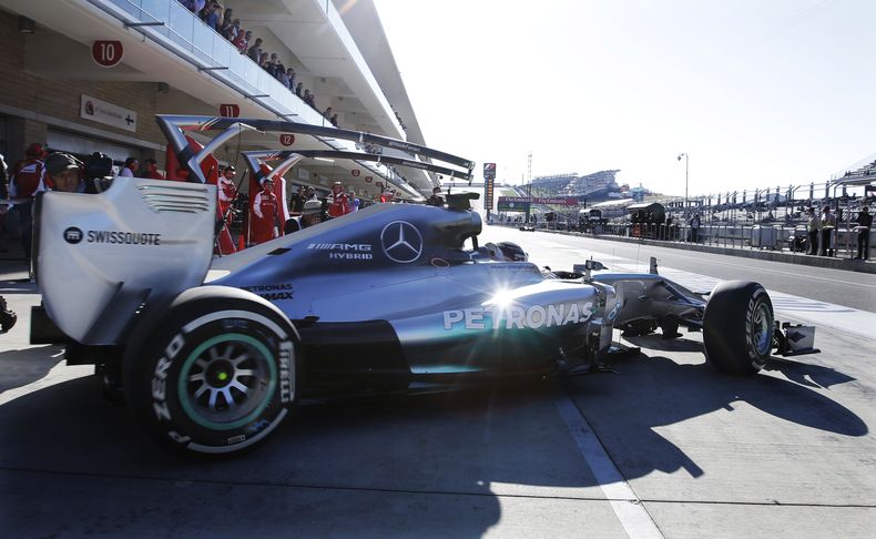 El piloto de Mercedes, Lewis Hamilton, sale del garaje durante la tercera pr&aacute;ctica del GP de Estados Unidos de la F1 el s&aacute;bado, 1 de noviembre de 2014, en Austin, Texas. (AP Photo/Darron Cummings)