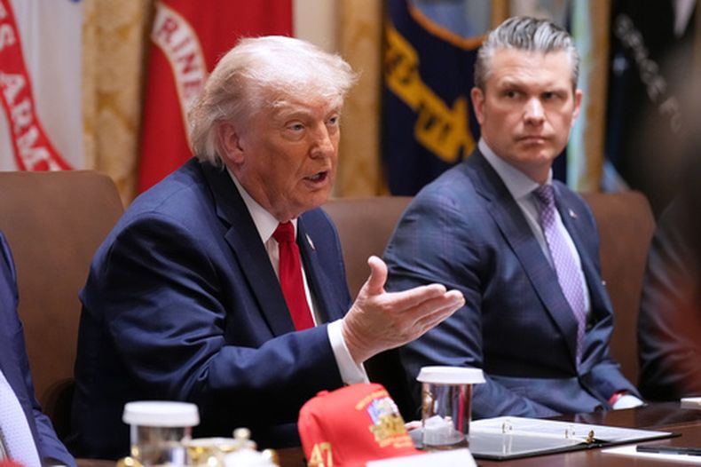 El presidente de Estados Unidos, Donald Trump, habla durante una reunión de gobierno en la Casa Blanca, el miércoles 27 de mayo de 2026 en Washington, junto al secretario de Defensa, Pete Hegseth. (AP Foto/Jacquelyn Martin)