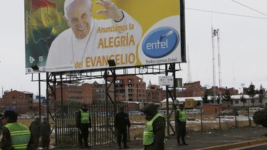 lo ultimo: papa sale de nunciatura a rezar con fieles