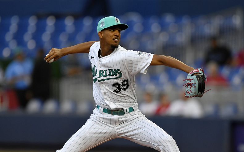 El dominicano Eury Pérez, abridor de los Marlins de Miami, cumple su primera apertura en las mayores, el viernes 12 de mayo de 2023, ante los Rojos de Cincinnati (AP Foto/Michael Laughlin)