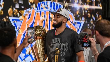 ARCHIVO - Karl-Anthony Towns, de los Knicks de Nueva York, carga el trofeo Larry OBrien tras el campeonato de los Knicks al superar en las Finales de la NBA a los Spurs de San Antonio, el 13 de junio de 2026, en San Antonio. (AP Foto/Darren Abate, Archivo)