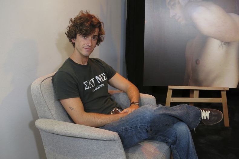 El cantautor español Guitarricadelafuente posa durante una entrevista en la Ciudad de México, el lunes 14 de julio de 2025. (Foto AP/Berenice Bautista)