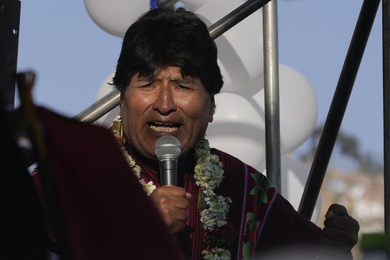 ARCHIVO - El expresidente Evo Morales se dirige a sus simpatizantes tras marchar hacia La Paz, Bolivia, para protestar contra el mandatario actual Luis Arce, el lunes 23 de septiembre de 2024. (AP Foto/Juan Karita, Archivo)