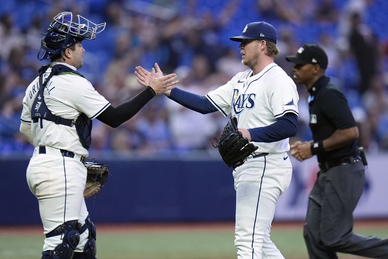 El lanzador relevista de los Rays de Tampa Bay, Garrett Cleavinger, a la derecha, celebra con el receptor Logan Driscoll después de enfrentar a los Mellizos de Minnesota el martes 3 de septiembre de 2024, en St. Petersburg, Florida (AP Foto/Chris OMeara)