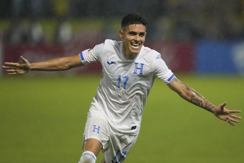 El hondureño Luis Palma celebra su segunda anotación ante México por los cuartos de final de la Liga de Naciones de la Concacaf en el estadio Francisco Morazán en San Pedro Sula, Honduras, el viernes 15 de noviembre de 2024. (AP Foto/Moisés Castillo)