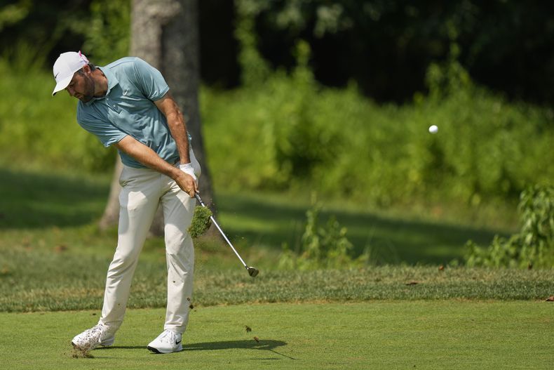 El estadounidense Scottie Scheffler golpea en el primer hoyo durante la ronda final del torneo de golf BMW Championship el domingo 17 de agosto de 2025, en Owings Mills, Maryland. (AP Photo/Stephanie Scarbrough)