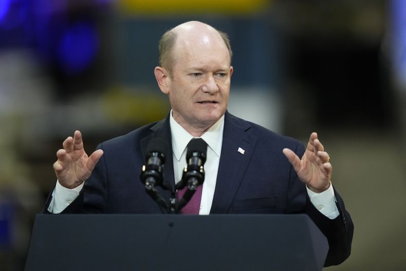 ARCHIVO - El senador Chris Coons, de Delaware, habla en Bear, Delaware, el 6 de noviembre de 2023. (AP Foto/Matt Rourke, File)