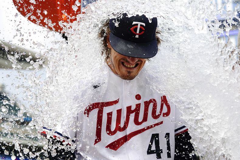 Joe Ryan de los Mellizos de Minnesota recibe un baño de agua tras lanzar la ruta completa ante los Medias Rojas de Boston, el jueves 22 de 2023. (AP Foto/Abbie Parr)