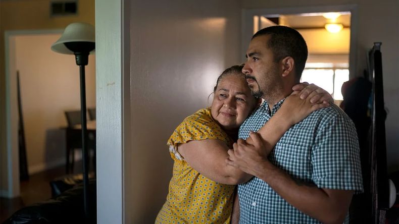 Ana Sandoval junto a su hijo Eyvin Hernández, un abogado de Los Ángeles detenido desde hace cinco meses en Venezuela (AP Foto/Jae C. Hong)