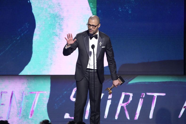 Cord Jefferson recibe el premio a mejor guion por American Fiction en los Film Independent Spirit Awards el domingo 25 de febrero de 2024, en Santa Monica, California. (Foto AP/Chris Pizzello)
