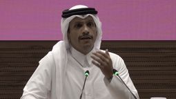 En este fotograma, el primer ministro y ministro de Relaciones Exteriores de Qatar, el jeque Mohammed bin Abdulrahman bin Jassim Al Thani, se dirige a la prensa en Doha, Qatar, el martes 9 de septiembre de 2025 (AP Foto).