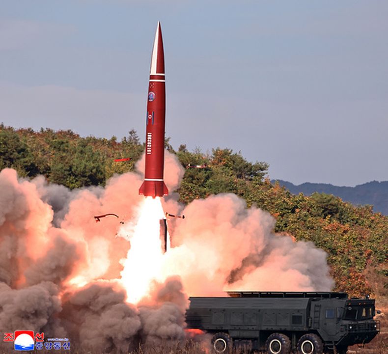 Esta fotografía, facilitada por el gobierno de Corea del Norte, muestra una prueba de misiles el lunes 12 de octubre de 2026, en un lugar no revelado del territorio norcoreano. (Agencia Central de Noticias de Corea/Korea News Service vía AP)