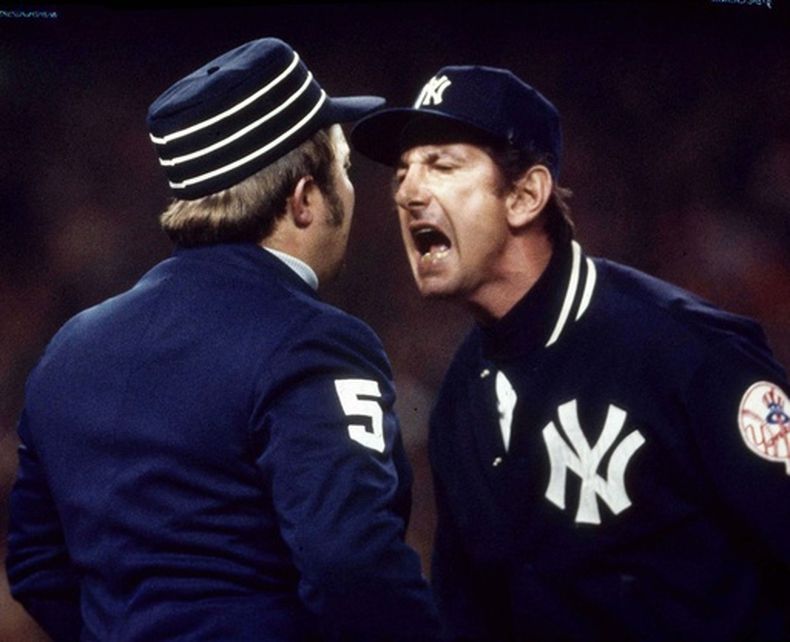 ARCHIVO - En esta foto del 21 de octubre de 1976, el mánager Billy Martin de los Yankees de Nueva York reclama al umpire de primer base Bruce Froemming durante el cuarto juego de la Serie Mundial contra los Rojos de Cincinnati, en Nueva York. (AP Foto)