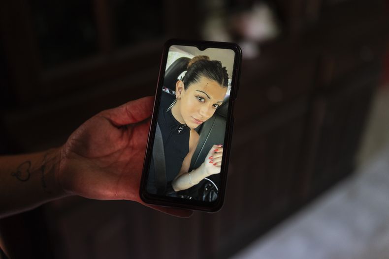 Gabriela Mansilla muestra en su teléfono celular la foto de su hija Luana en una entrevista, en Buenos Aires, Argentina, el jueves 6 de febrero de 2025. Luana es una adolescente transgénero que obtuvo un cambio en su identificación en 2013 para ajustarla a su autopercepción cuando tenía seis años. (AP Foto/Rodrigo Abd)