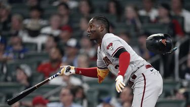 El dominicano Geraldo Perdomo da la ventaja a los Diamondbacks de Arizona con un doble de dos carreras en el juego del martes 18 de julio de 2023, ante los Bravos de Atlanta (AP Foto/John Bazemore)