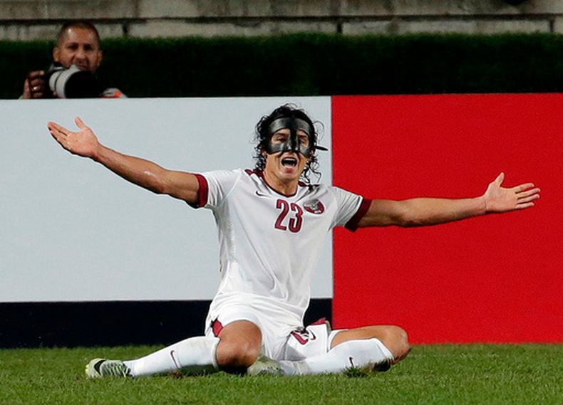 ARCHIVO - El delantero quatarí Sebastián Soria celebra tras anotar un gol en el partido contra Corea del Sur por las eliminatorias del Mundial, el 6 de octubre de 2016, en Suwon, Corea del Sur. (AP Foto/Ahn Young-joon))