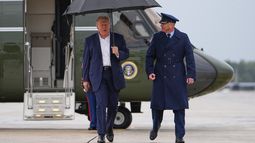 El presidente de los Estados Unidos Donald Trump sale del Marine One para dirigirse al Air Force One antes de viajar a la Copa Presidente el domingo 27 de septiembre del 2026. (AP Foto/Julia Demaree Nikhinson)