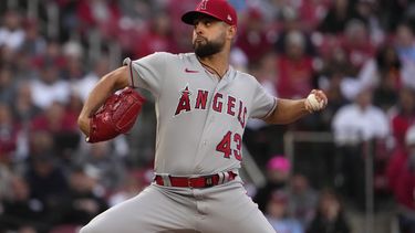 Patrick Sandoval, abridor de los Angelinos de Los Ángeles, lanza en el juego del martes 2 de mayo de 2023, ante los Cardenales de San Luis (AP Foto/Jeff Roberson)