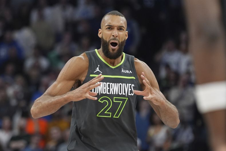 ARCHIVO - El francés Rudy Gobert, pívot de los Timberwolves de Minnesota, festeja durante el partido ante los Kings de Sacramento, el viernes 1 de marzo de 2024 (AP Foto/Abbie Parr, archivo)