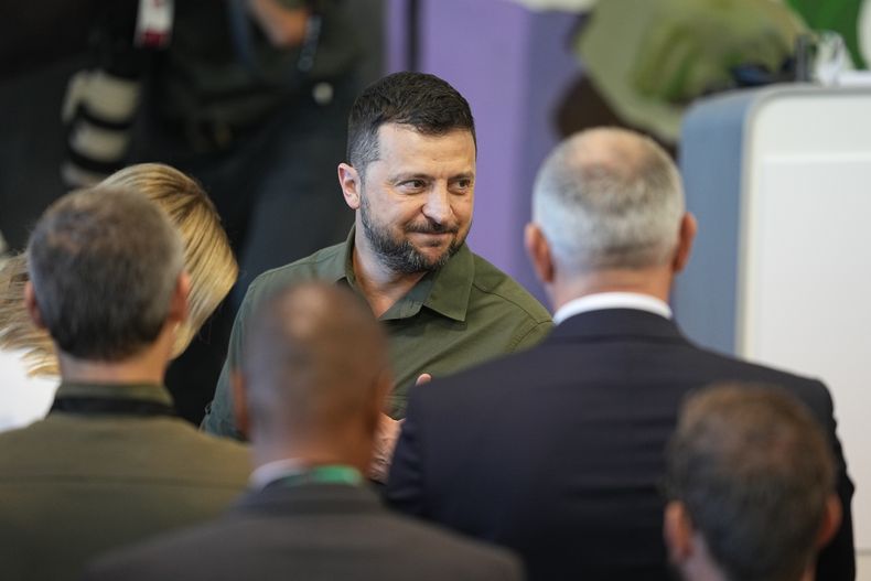 El presidente de Ucrania, Volodymyr Zelenskyy, saluda a miembros del parlamento tras su discurso ante el parlamento danés en Copenhague, el lunes 21 de agosto de 2023. (Mads Claus Rasmussen/Ritzau Scanpix via AP)