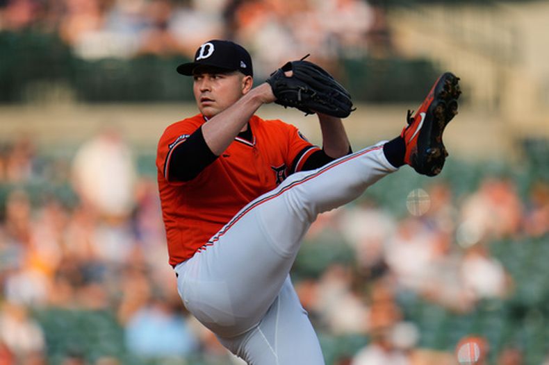 Tarik Skubal, de los Tigres de Detroit, realiza un pitcheo ante los Reales de Kansas City, el viernes 24 de julio de 2026 (AP Foto/Paul Sancya)