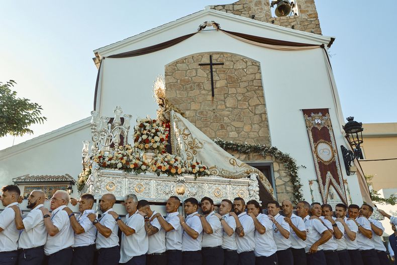 Feligreses católicos cargan una estatua de la Virgen del Carmen durante una procesión religiosa, el miércoles 16 de julio de 2025, en Estepona, en el sur de España. (AP Foto/Claudia Rosel)