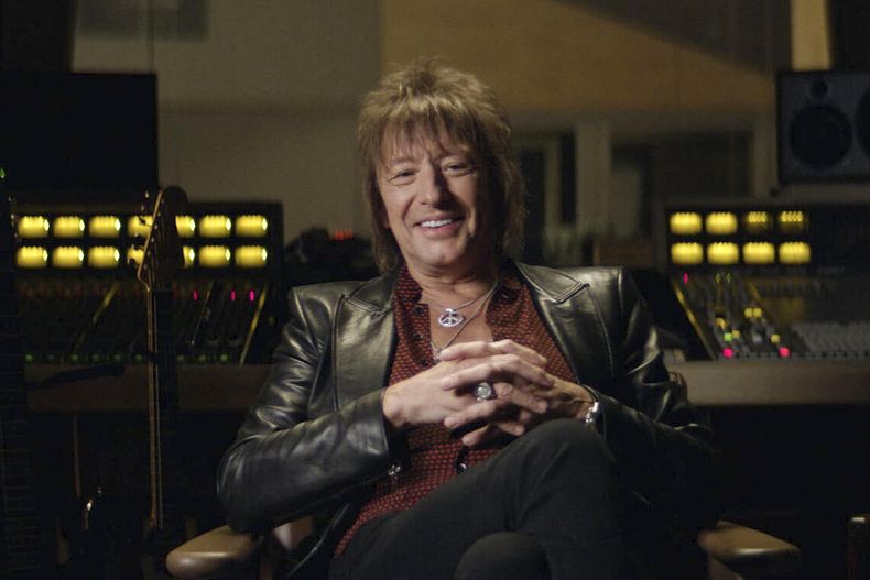Esta imagen proporcionada por Hulu muestra a Richie Sambora en una escena de la docuserie Thank You, Good Night: The Bon Jovi Story, que se estrena el 26 de abril. (Disney/Hulu via AP)