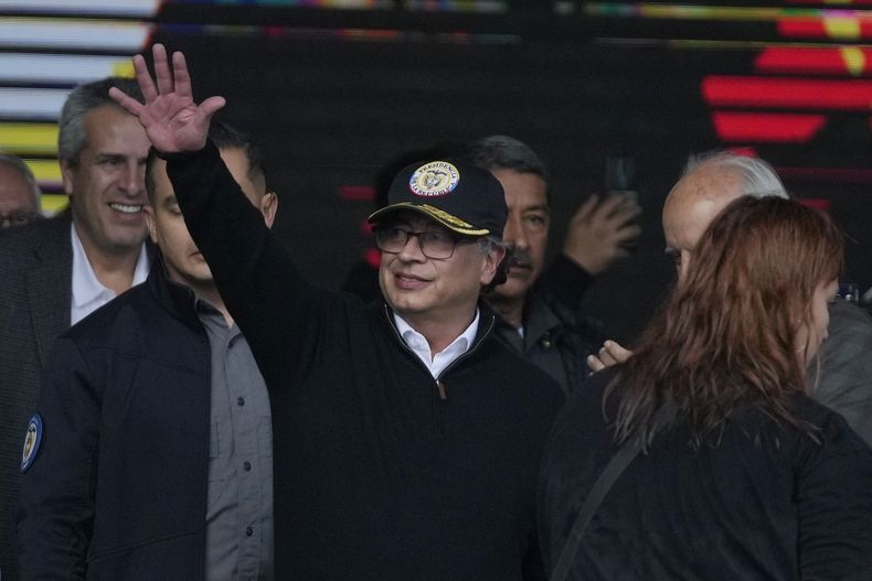 El presidente de Colombia, Gustavo Petro, saluda a sus partidarios en la Plaza Bolívar después de una marcha de apoyo en Bogotá, Colombia, el miércoles 27 de septiembre de 2023. La Fiscalía pidió indagar si Petro incurrió en delitos relacionados con la financiación de la campaña presidencial luego de que su hijo lo nombrara durante un interrogatorio dentro del proceso que se lleva en su contra. (AP Foto/Fernando Vergara)