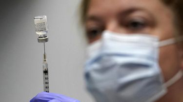 la fda otorga la aprobacion total a la vacuna contra el covid-19 de pfizer