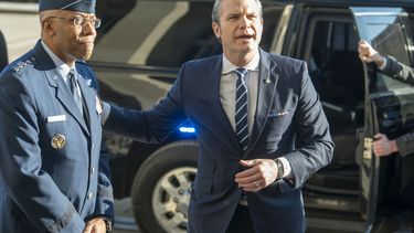 El secretariol de Defensa de Estados Unidos, Pete Hegseth (derecha), da una palmada en la espalda al jefe del Estado Mayor Conjunto, el general Charles Q. Brown Jr., mientras responde a reporteros a su llegada al Pentágono, el 27 de enero de 2025, en Washington. (AP Foto/Kevin Wolf)