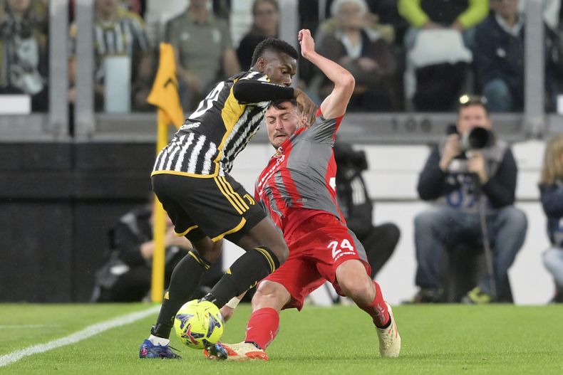 Paul Pogba (izquierda) de la Juventus avanza con el balón en el partido contra Cremonese en la Serie A, el domingo 14 de mayo de 2023. (Tano Pecoraro/LaPresse vía AP)