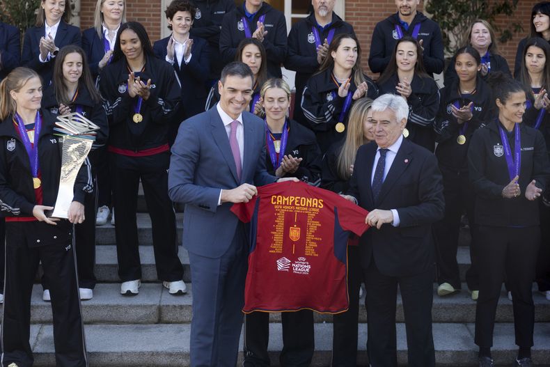 El Primer Ministro de España Pedro Sanchez posa con el presidente de la Federación de España Pedro Rocha con una camiseta de la selección española, campeona de la Liga de Naciones el jueves 29 de febrero del 2024. (Eduardo Parra/Europa Press via AP) **SPAIN OUT**