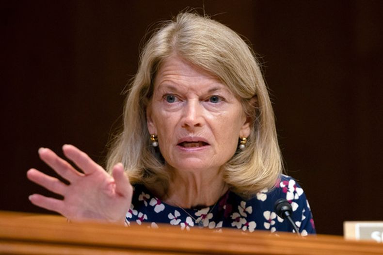 ARCHIVO – La senadora republicana por Alaska, Lisa Murkowski, habla durante una audiencia del subcomité de Seguridad Nacional del Comité de Asignaciones del Senado, en el Capitolio, el 10 de abril de 2024, en Washington. (AP Foto/Mark Schiefelbein, Archivo)