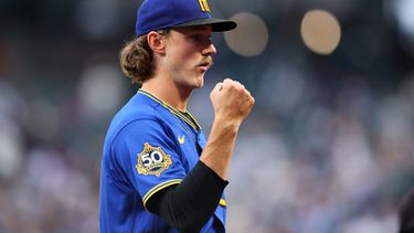Bryce Miller, lanzador de los Marineros de Seattle, reacciona después de la tercera entrada de un partido de béisbol contra los Angelinos de Los Ángeles, el jueves 2 de julio de 2026, en Seattle. (Foto AP/Kevin Ng)