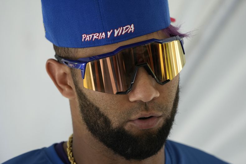 Lourdes Gurriel Jr. porta una gorra con el mensaje Patria y Vida, durante una práctica de bateo con el equipo denominado Federación Profesional Cubana de Beisbol (FEPCUBE), el martes 16 de enero de 2024, en Miami (AP Foto/Lynne Sladky)