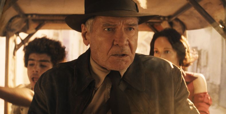 En esta imagen proporcionada por Lucasfilm, Ethann Isidore, de izquierda a derecha, Harrison Ford y Phoebe Waller-Bridge en una escena de Indiana Jones and the Dial of Destiny. (Lucasfilm Ltd. vía AP)