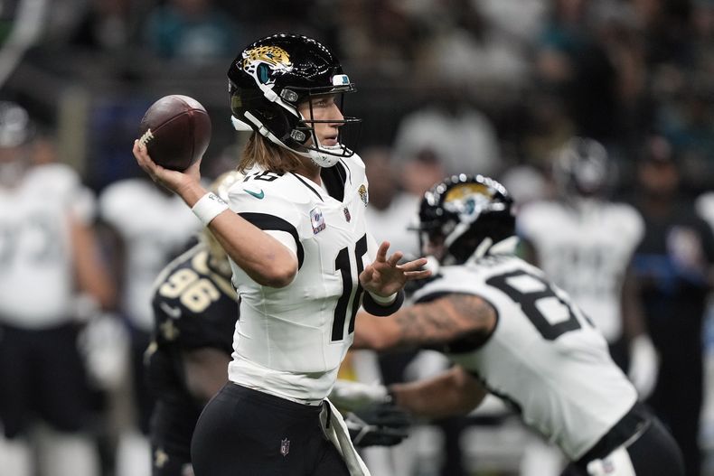Trevor Lawrence, quarterback de los Jaguars de Jacksonville, lanza un pase en el encuentro del jueves 19 de octubre de 2023, ante los Saints de Nueva Orleáns (AP Foto/Gerald Herbert)