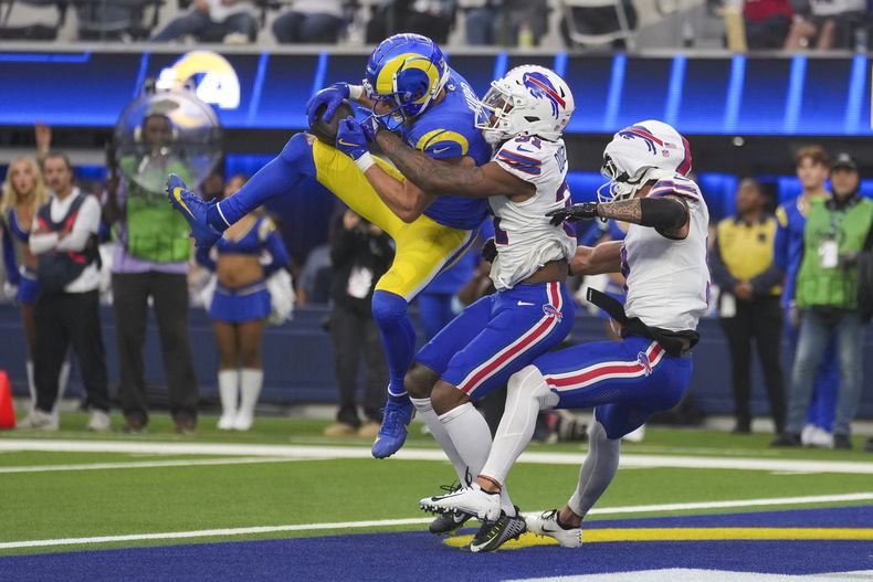 El wide receiver Cooper Kupp, izquierda, de los Rams de Los Ángeles, anota un touchdown mientras Rasul Douglas, dentro, y Taylor Rapp, defensivos de los Bills de Buffalo, intentan impedirlo durante la segunda mitad del partido de la NFL del domingo 8 de diciembre de 2024, en Inglewood, California. (AP Foto/Eric Thayer)
