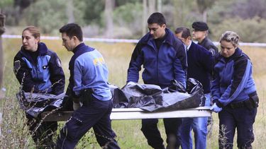 americateve | La polic&iacute;a traslada el cuerpo de un turista neozeland&eacute;s asesinado mientras recorr&iacute;a un parque con otros turistas en Mendoza, Argentina, el lunes 28 de abril de 2014. Las autoridades de la ciudad  de Mendoza ofrecen una recompensa de 5