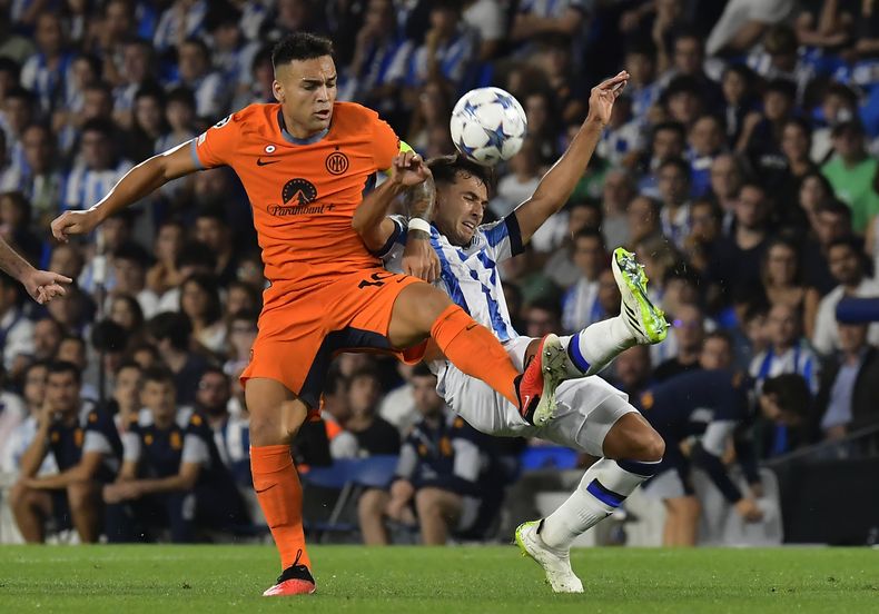 Lautaro Martínez (izquierda) del Inter de Milán pugna el balón con Martín Zubimendi de la Real Sociedad en el partido de la Liga de Campeones, el miércoles 20 de septiembre de 2023, en San Sebastián. (AP Foto/Álvaro Barrientos)