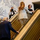 El presidente de Estados Unidos, Donald Trump, en el centro, y la primera dama Melania Trump, arriba a la derecha, suben por la escalera mecánica después de que esta se detuviera mientras se dirigían al Salón de la Asamblea General, en la sede de la ONU, el martes 23 de septiembre de 2025. (AP Foto/Stefan Jeremiah)
