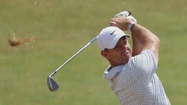 El norirlandés Rory McIlroy realiza un tiro durante la segunda ronda del Abierto Británico de Golf en el campo del Royal Birkdale, el viernes 17 de julio de 2026, en Southport, Inglaterra. (AP Foto/Peter Morrison)