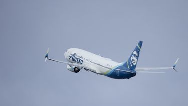 El vuelo 794 de Alaska Airlines, un avión Boeing 737-800, despega el sábado 6 de enero de 2024 del aeropuerto internacional de Portland, Oregon. (AP Foto/Craig Mitchelldyer)
