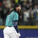 J.P. Crawford, de los Marineros de Seattle, festeja luego de conectar un doble de tres carreras en el encuentro del sábado 6 de mayo de 2023, ante los Astros de Houston (AP Foto/Lindsey Wasson)