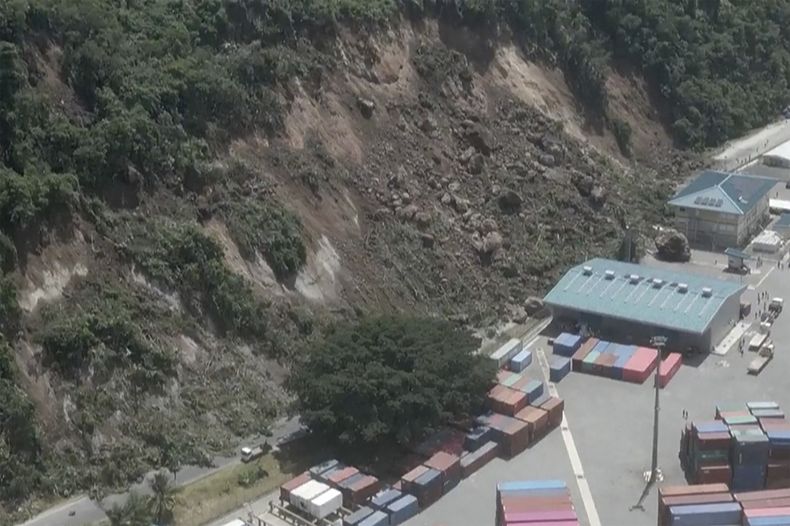 Esta imagen tomada de un video muestra un alud de tierra en la terminal internacional de carga en Port Vila, Vanuatu, tras un potente sismo el martes 17 de diciembre de 2024. (Dan McGarry via AP)