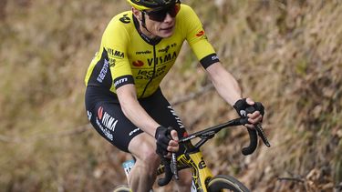 El viernes 8 de marzo del 2024, el ciclista holandés Jonas Vingegaard pedalea para ganar la quinta etapa del Tirreno Adriatico. El martes 7 de mayo del 2024, Vingegaard vuelve a rodar tras choque en el Tour del País Vasco. (Fabio Ferrari/LaPresse via AP, Archivo)