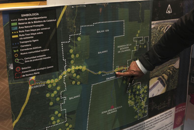ARCHIVO - Rogelio Jiménez Pons, director de Fonatur, señala un mapa de la ruta planeada del Tren Maya, durante una entrevista el 18 de marzo de 2019, en la Ciudad de México. (AP Foto/Marco Ugarte, archivo)