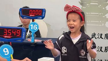 En esta imagen, tomada de un video y distribuida por YouTube@cuberootme, Lian Yunzhi, de 6 años, reacciona tras resolver un cubo de Rubik en una competencia certificada por World Cube Association, en Wuhan, en la provincia de Hubei, en China, el 13 de septiembre de 2026. (YouTube@cuberootme via AP)