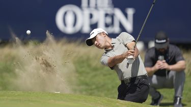 El estadounidense Collin Morikawa realiza un tiro en el bunker en una ronda de práctica antes del Abierto Británico de golf el miércoles 19 de julio del 2023. (AP Foto/Kin Cheung)